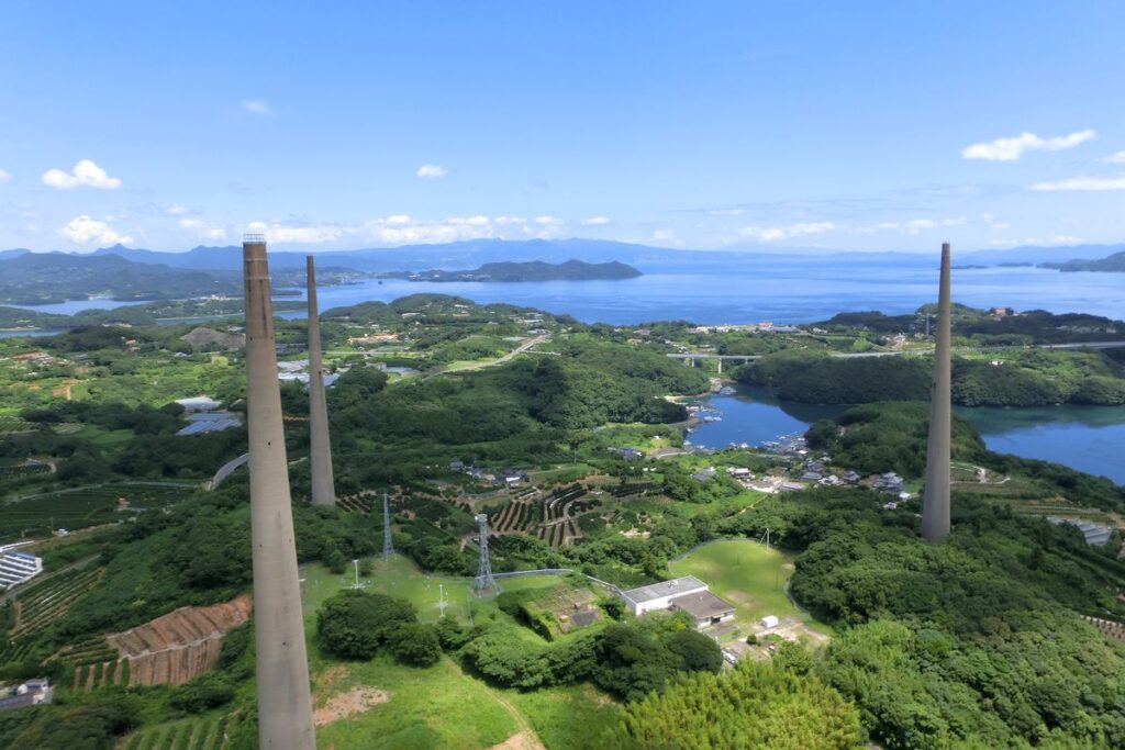 針尾無線塔の三本を望む大村湾